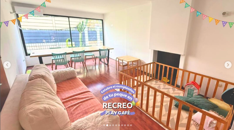 Living con sofá, comedor y zona segura acolchada para los más pequeños